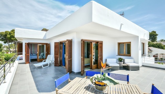 5 bedroom property with sea views for sale in pla del mar moraira
