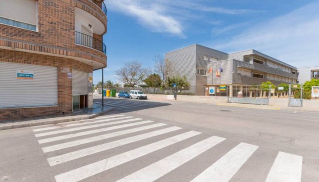 Revente - Commerciële Eenheid
 - Almoradi - Estación bus