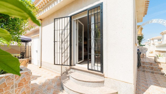 Sale - Chalet - Orihuela - Playa Flamenca