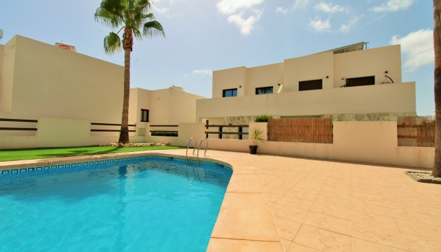Resale - Villen
 - Villamartin - Villamartín