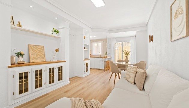 Sale - Townhouse - Las Filipinas