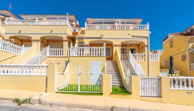 Sale - Townhouse - Las Filipinas