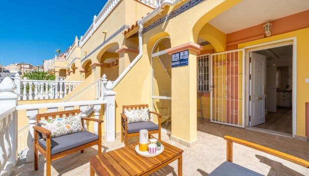 Sale - Townhouse - Las Filipinas