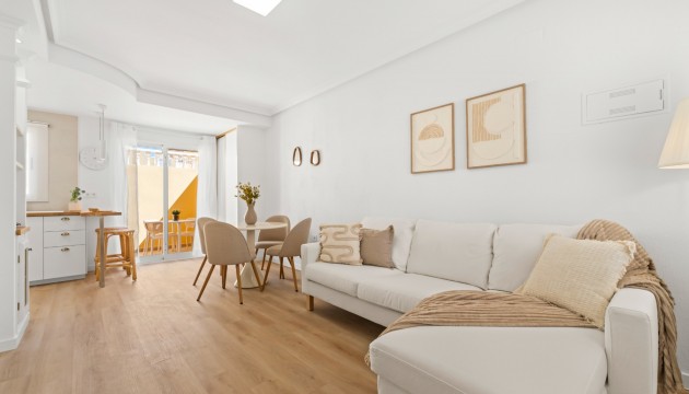 Sale - Townhouse - Las Filipinas