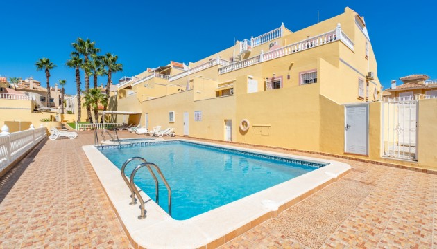 Sale - Townhouse - Las Filipinas