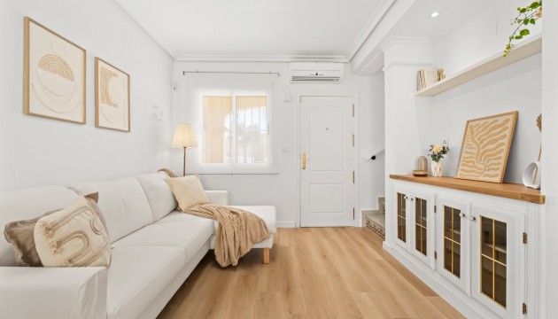 Sale - Townhouse - Las Filipinas