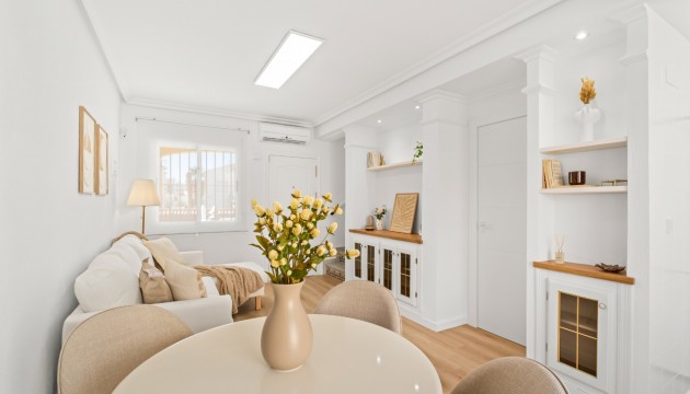 Sale - Townhouse - Las Filipinas