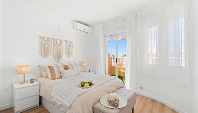 Sale - Townhouse - Las Filipinas