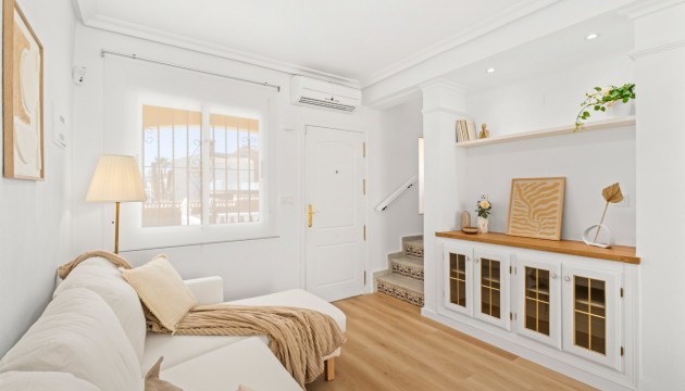 Sale - Townhouse - Las Filipinas