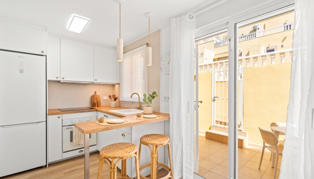 Sale - Townhouse - Las Filipinas