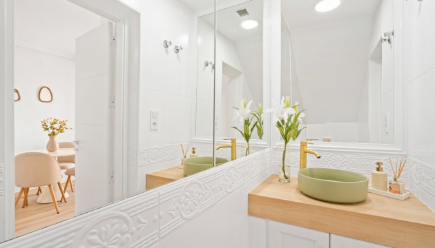 Sale - Townhouse - Las Filipinas