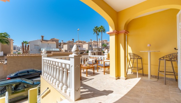 Sale - Townhouse - Las Filipinas
