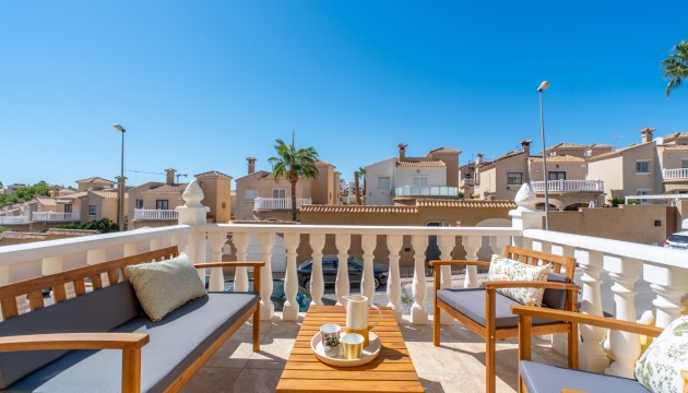 Sale - Townhouse - Las Filipinas