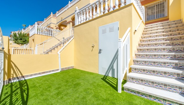 Sale - Townhouse - Las Filipinas