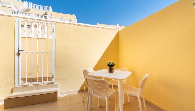 Sale - Townhouse - Las Filipinas