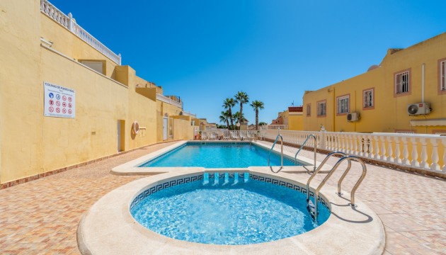 Sale - Townhouse - Las Filipinas