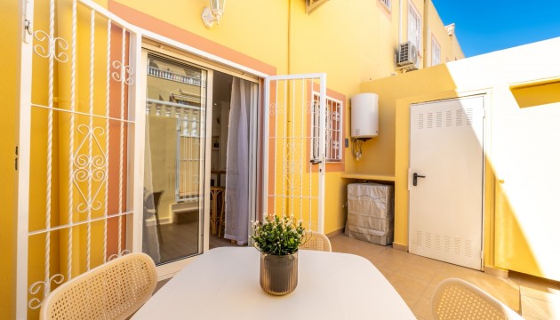 Sale - Townhouse - Las Filipinas