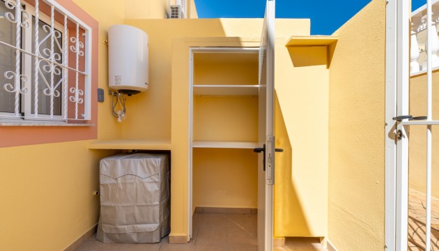 Sale - Townhouse - Las Filipinas