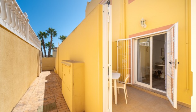 Sale - Townhouse - Las Filipinas