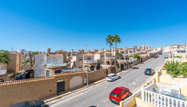Sale - Townhouse - Las Filipinas