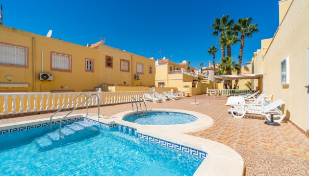 Sale - Townhouse - Las Filipinas